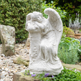 Engel an Statue| Steinguss, weiß | H 38 cm x T 18 cm
