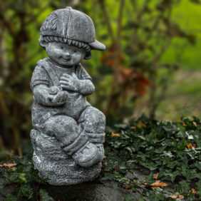 Junge mit Schnecke, Garten Dekoration, Steinfiguren