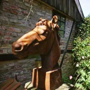 Skulptur Pferdekopf, eindrucksvoll, Lebensgröße, Mauerkrone Pferd Rostoptik