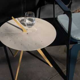 Sundial Table - Sonnenuhr und Tisch Sandgelb RAL 1002