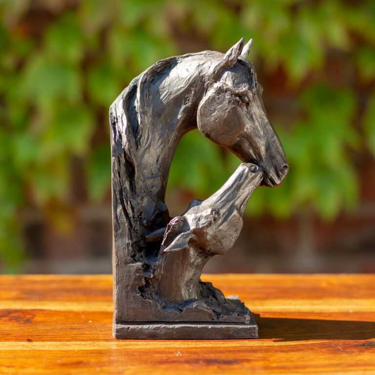 Buchhalter Stute mit Fohlen, Buchstütze Pferde, Pferdeskulptur in Bronzeoptik