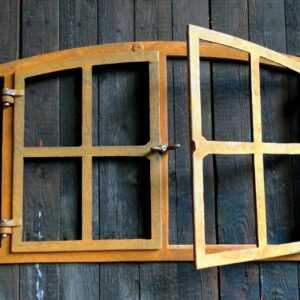 Eisenfenster mit Doppelflügel zum Öffnen, antik-ländliches Fenster Gartenmauer