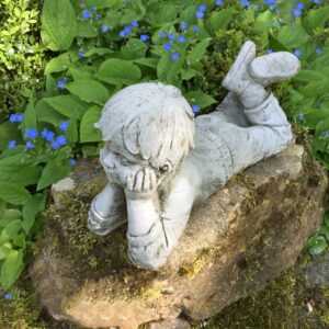 Junge schlafend mit Blatt Teich Dekoration Gartenfiguren Steinfiguren wetterfest