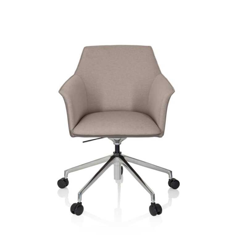 AREZZO - Der komfortable Loungesessel mit aussergewöhnlichem Materialmix! AREZZO - Hochwertige Verarbeitung in genialer Kombination mit aussergewöhnlichem Design, vereint in einem Lounge-Sessel. Schon auf den ersten Blick erkennt man, dass dieser Drehstuhl anders ist, denn er mischt nicht nur mutig zwei komplementäre Farben, sondern auch verschiedene Materialien. Die Sitzschale mit integrierten Armlehnen ist straff gepolstert und klassisch mit Stoff bezogen. Im Kontrast dazu steht die Aussenseite aus neuartigem und extrem resistentem Kunstleder. Eine weitere Besonderheit: Die Sitzschale folgt Ihren Bewegungen und wippt angenehm nach was die Rückenmuskulatur herrlich entlastet. Raffinierter Materialmix aus hochwertigem Stoffbezug und innovativem Kunstleder Komfortabel gepolsterte Sitzschale mit integrierten Armlehnen Die Sitzschale ist aussen mit speziellem Kunstleder in einer zweiten Farbe verkleidet; es ist kratzresistent, besonders langlebig und leicht zu reinigen Die neuartige Relax Federung folgt Ihren Bewegungen beim Zurücklehnen und entlastet durch sanftes Wippen optimal den gesamten Bewegungsapparat Hochwertiges, stabiles und formschönes Aluminium-Fusskreuz, poliert Ausgestattet mit lastabhängig gebremsten Multifunktionsrollen, für alle Böden geeignet. Dadurch rollt der Stuhl nur unter Belastung, in unbelastetem Zustand bremsen die Rollen, um ein ungewolltes Wegrollen zu verhindern Dieser Artikel wird zerlegt geliefert. Der Aufbau ist in wenigen einfachen Schritten durchzuführen. Bei Gasfedern, Stuhlrollen, Fussstützen etc. ist natürlich kein Aufbau erforderlich. Die bei diesem Stuhl mitgelieferten Multifunktionsrollen eignen sich sowohl für Teppich- als auch Hartböden. Wir bitten Sie um Verständnis, dass ein Austausch der Rollen vor dem Versand aus logistischen Gründen nicht möglich ist (sofern nicht in der Produktbeschreibung anders angegeben). Für Hartböden empfehlen wir zusätzlich die Verwendung einer Bodenschutzmatte.hjh OFFICE Bürostuhl / Chefsessel AREZZO PU Kunstleder/Stoff, beige/macchiato hjh OFFICE Bürostuhl / Chefsessel AREZZO PU Kunstleder/Stoff, beige/macchiato