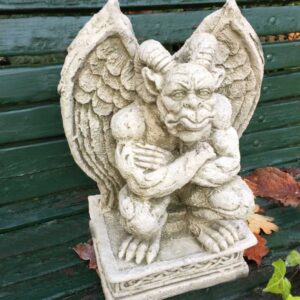Gargoyle mit Ziegenhörnern - Steinfigur Wächter Tor Dekoration Pfeiler Figuren