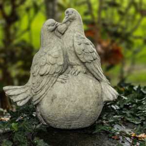 Küssende Tauben auf Kugel - Garten Dekoration
