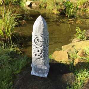 Obelisk mit keltischen Mustern Garten Dekoration - Wegfiguren, Beton frostfest